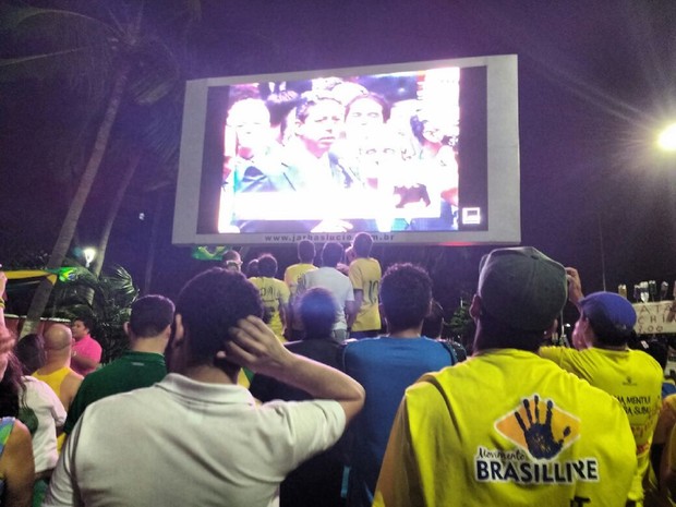 Manifestantes em Maceió acompanham votação de deputados alagoanos no telão instalado na Ponta Verde (Foto: Lucas Leite/G1)