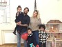 Dentinho e Dani Souza posam com os filhos em dia de festa na escola