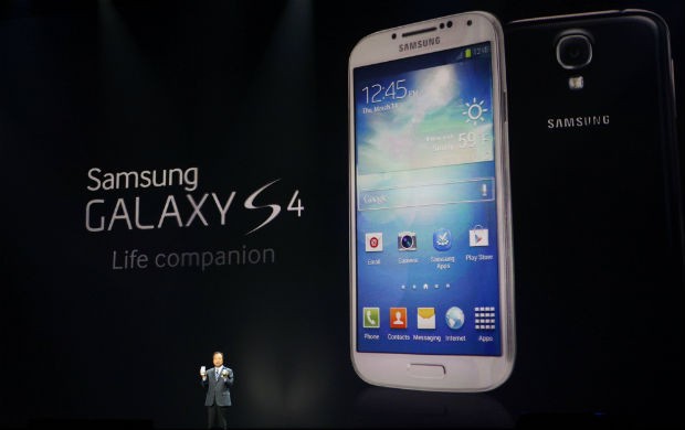  JK Shin, presidente e chefe de TI e Comunicações Móveis da Samsung, apresenta o Samsung Galaxy S4 (Foto: Jason DeCrow/AP)