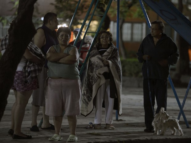 Mexicanos deixam suas casas de pijamas após tremor sacudir edifícios (Foto: Alfredo Estrella/ AFP)