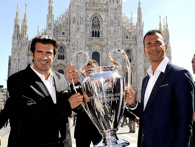 Figo e Gulit com a taça da Liga dos Campeões em Milão (Foto: Getty Images)