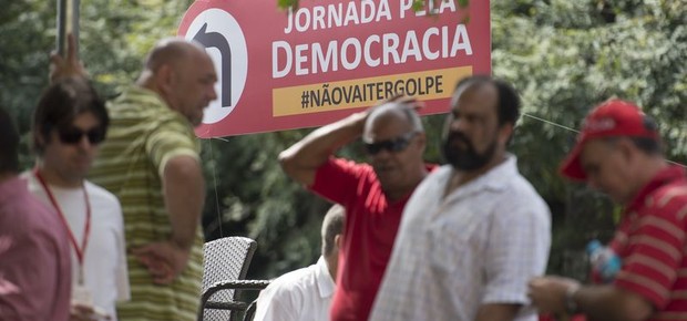 Manifestantes se concentram em frente ao Instituto Lula (Foto: Marcelo Camargo/Agência Brasil)