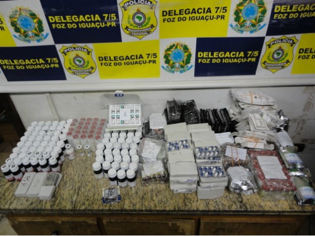 Medicamentos contrabandeados do Paraguai e apreendidos na BR-277 estavam em um veículo com placas de São Paulo (Foto: Polícia Rodoviária Federal / Divulgação)