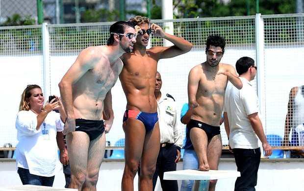 Phelps em visita na Rocinha (Foto: André Durão / Globoesporte.com)