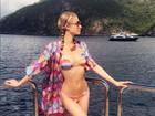 Paris Hilton exibe corpaço de biquíni em barco
