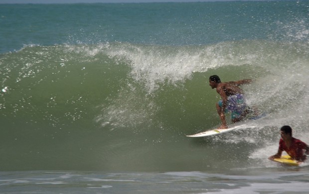 Surfista Alan Jhones treina em Baía Formosa (Foto: Toinho Menezes/Divulgação)