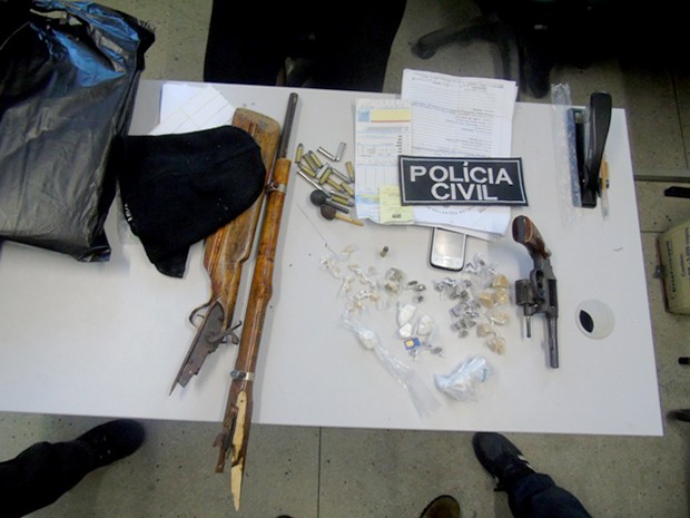 Armas e drogas foram apreendidas nos locais em que os suspeitos foram presos (Foto: Divulgação/ Polícia Civil)