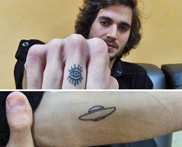 Fiuk tem uma tatuagem com um símbolo de proteção e outra de disco voador (Foto: Vídeo Show/Globo)