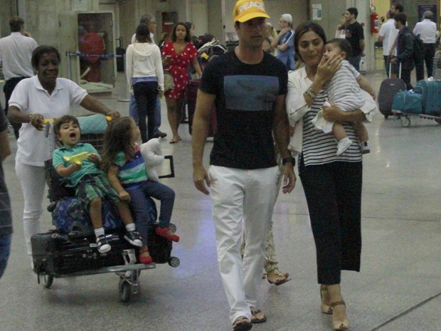 Juliana Paes com a família em aeroporto no Rio (Foto: Delson Silva e Dilson Silva/ Ag. News)