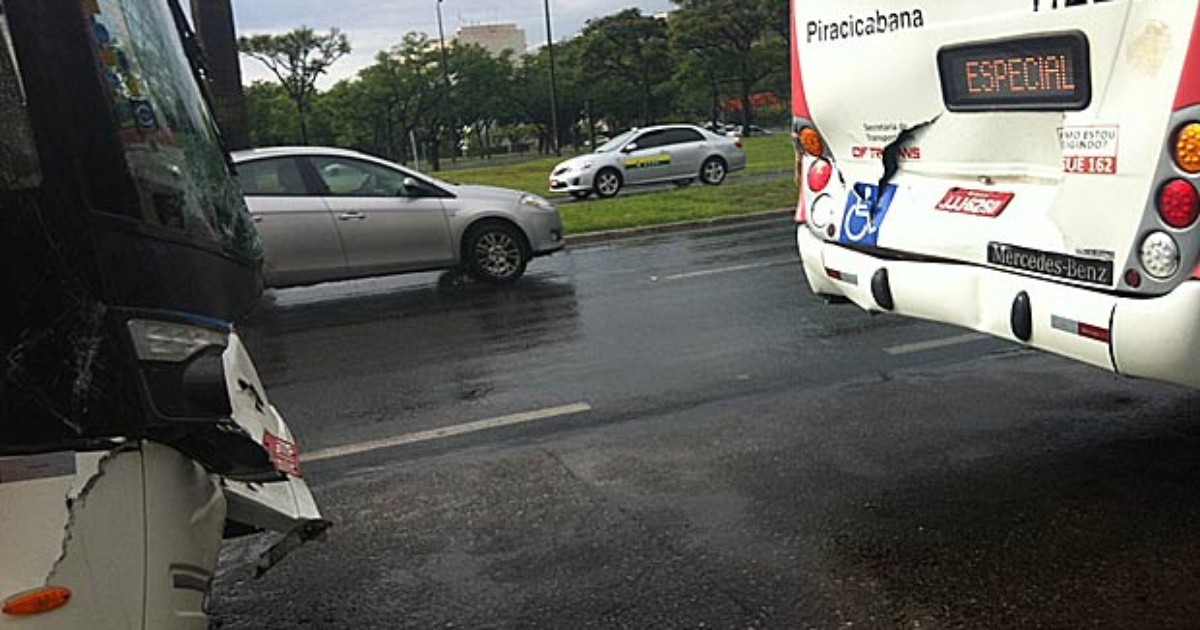 G1 Carro capota e cai em ribanceira no DF três pessoas ficam feridas