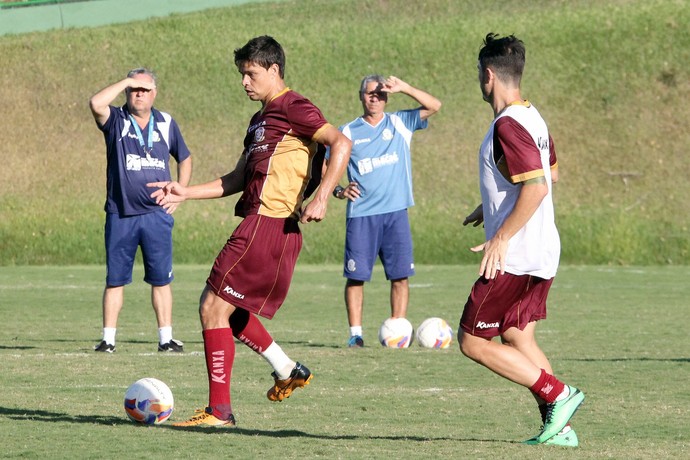 Josué Teixeira observa movimentação de Gedeil e Aloísio no treinamento do Macaé (Foto: Tiago Ferreira / Macaé Esportes)