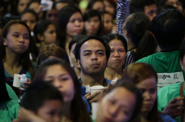 Por recorde, dezenas de filipinos fizeram gargarejos simultaneamente em Makati, (Foto: Aaron Favila/AP)
