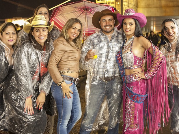 Ex-catadora distribuiu sorrisos e fotos como rainha da Festa do Peão de Barretos  (Foto: Felipe Albertoni/G1)