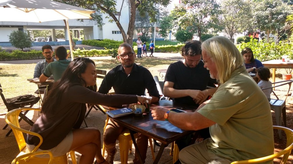 Escritores discutem objetivos e formato da 'Movida Literária' em café de Brasília (Foto: Graziele Frederico/G1)