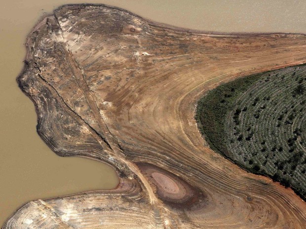 Vista aérea da represa de Atibainha, parte do Sistema Cantareira, com margens bastante expostas devido à seca no estado de São Paulo, em Nazaré Paulista (Foto: Nacho Doce/Reuters)