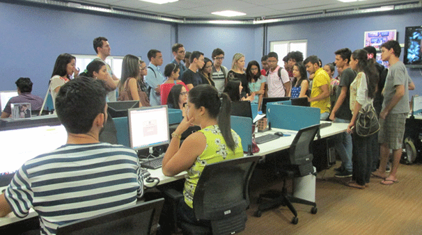 Os acadêmicos aproveitaram para conhecer a redação de jornalismo  (Foto: Laurivânia Fernandes)