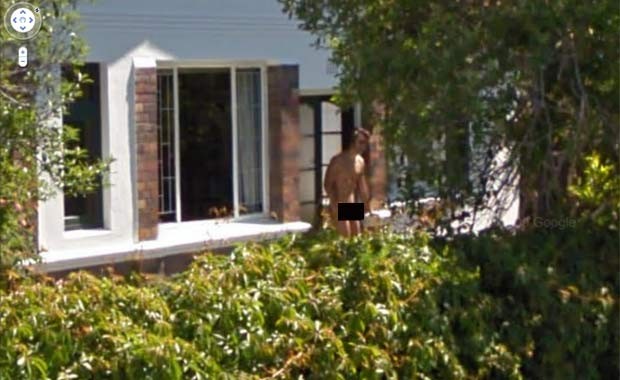 Homem foi flagrado nu pelo Google Street View. (Foto: Reprodução)