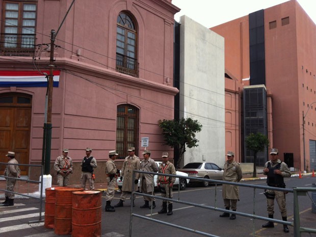 Ruas próximas ao Congresso paraguaio são interditadas  (Foto: Amauri Arrais/G1)