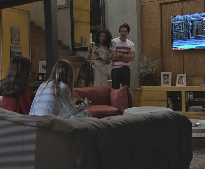 Patrícia e Lindomar ficam surpresos ao encontrarem Danda e Margot jogando vídeo game (Foto: TV Globo)