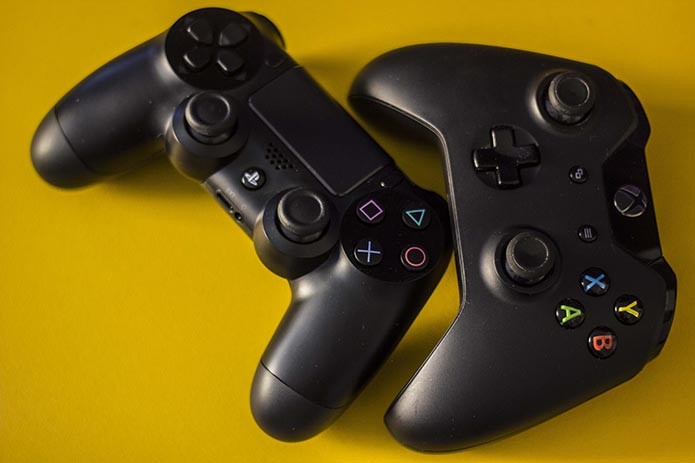 Dualshock 4 e Xbox One Controller (Foto: Reprodução/Débora Magri)