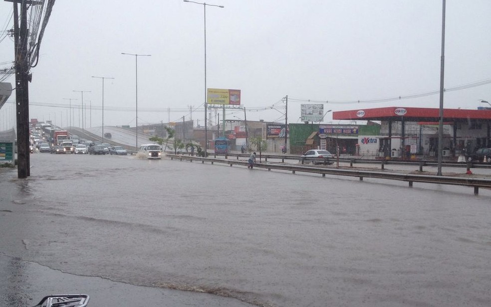 Estrada da Batalha, em Jaboatão, ficou tomada pela água neste sábado (Foto: Reprodução/WhatsApp)