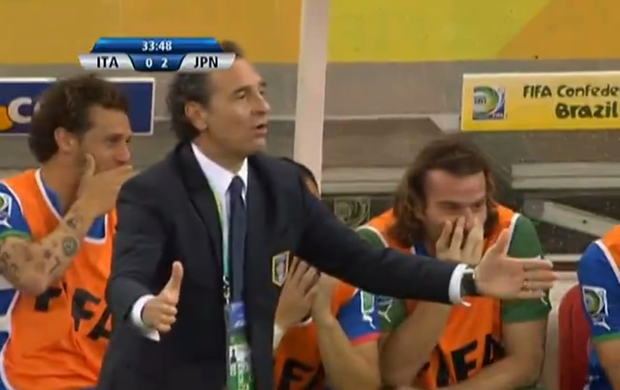 Após segundo gol janonês, italianos riem no banco de reservas (Foto: Reprodução/SporTV)