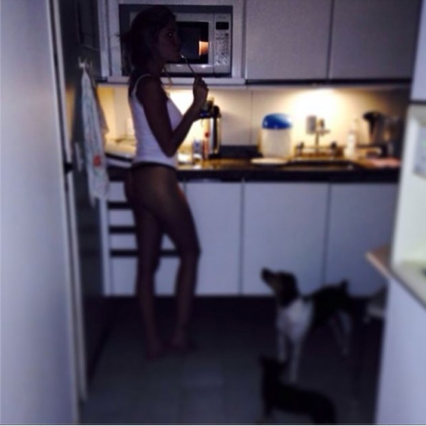 De calcinha, Bárbara Evans assalta a geladeira (Foto: Instagram/ Reprodução)