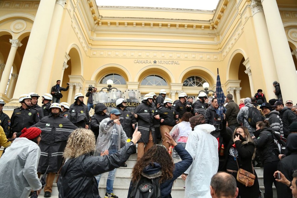 Centenas de servidores protestam em frente à Câmara Municipal  (Foto: Rodrigo Fonseca)