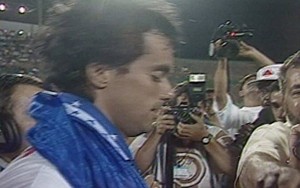 baú - Em 1996, jogador do Cruzeiro, Palhinha, recebe a camisa 10 de Dirceu  (Foto: TV Globo)