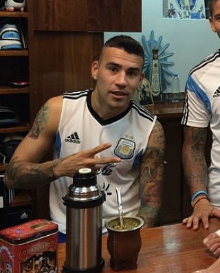 Marcos Rojo, Otamendi e Lavezzi se reúnem para tomar chimarrão (Foto: Reprodução/Instagram)