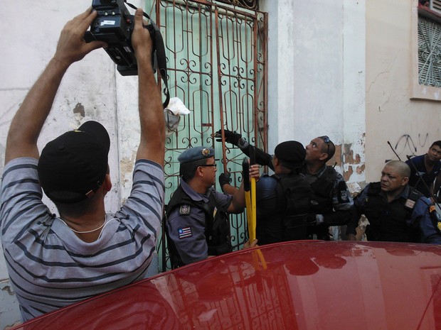 Policiais arrombaram casarões próximos na tentativa de localizar suspeitos do assalto (Foto: Dalva Rêgo/TV Mirante)