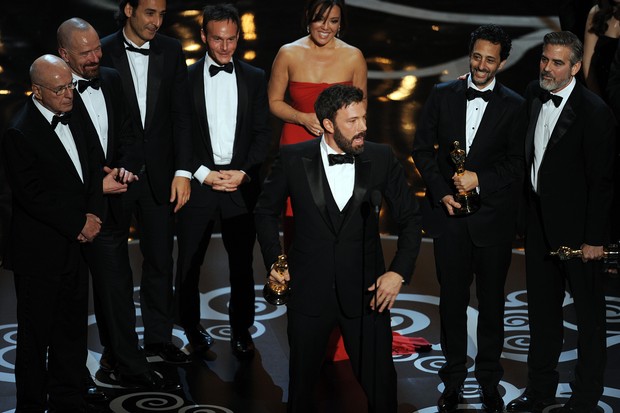 Ben Affleck recebe o prêmio de melhor filme por 'Argo' (Foto: Robyn Beck/ AFP)