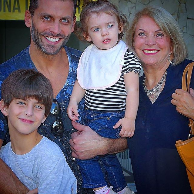 Henri Castelli com os filhos e mãe (Foto: Reprodução/Instagram)