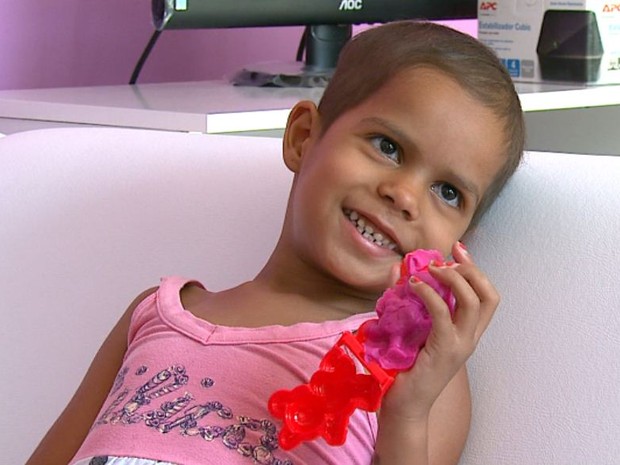 Aos 4 anos, menina já luta contra um câncer de rim e busca chance de cura (Foto: Felipe Lazzarotto / EPTV)