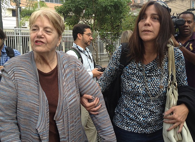 Mãe e irmã da juíza Patrícia Acioli chegam ao julgamento do PM Carlos Adílio Maciel Santos. (Foto: Isabela Marinho / G1)