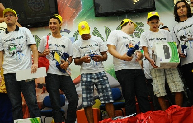 Vencedores recebendo a premiação do TEM Games de 2013 (Foto: Divulgação / Natália Clementin)