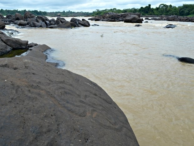 Gravuras rupestres chamam atenção em cachoeira (Foto: Rosiane Vargas/G1)