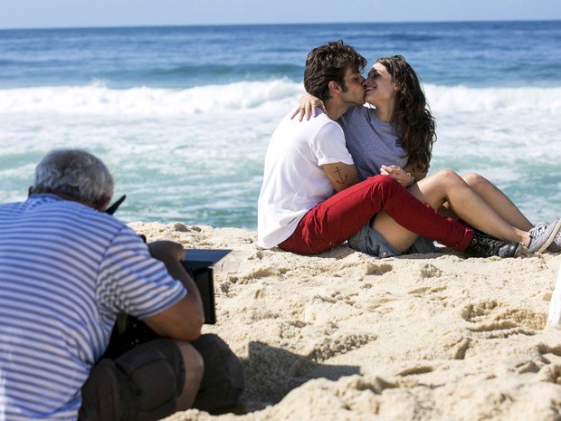 Chay Suede e Luisa Arraes gravam em praia do Rio nesta quinta, 02/04 (Foto: Ellen Soares/Gshow)