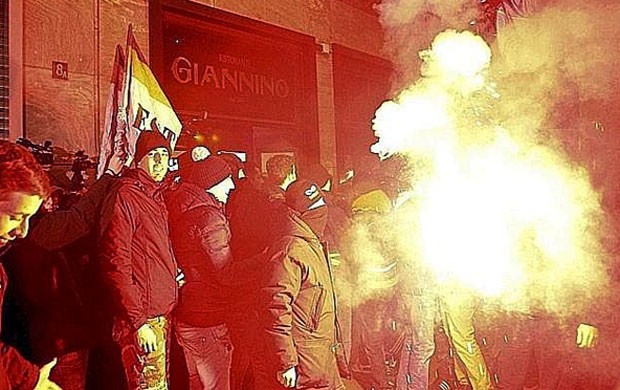 torcida do Milan faz festa para Balotelli em restaurante (Foto: Reprodução)