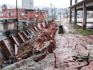 Desabamento de muro em Pedreira, na Zona Sul de SP (Foto: Marco Ambrosio/Frame/Folhapress)