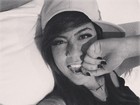 Irmã de Neymar joga charme em foto na cama