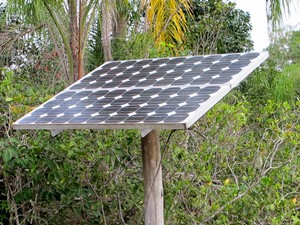 Energia solar é alternativa para obter eletricidade em meio à reserva ambiental (Foto: Mariane Rossi/G1)