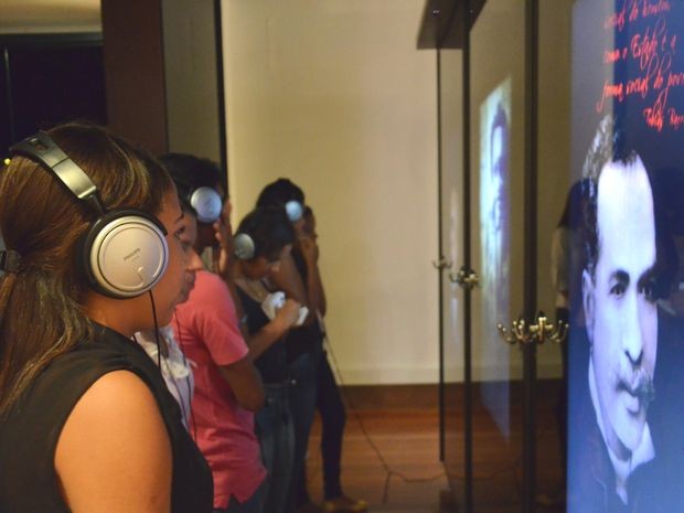 Estudantes ficam encantados com a interatividade no Museu da Gente Sergipana (Foto: Marina Fontenele/G1)