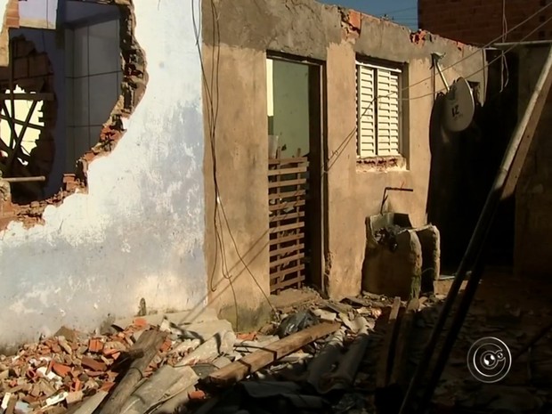 Restos de construção podem abrigar criadouros do Aedes aegypti (Foto: Reprodução/TV TEM)