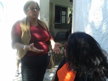 Irmãs discutem sobre identificação do corpo do pai (Foto: Moema França/G1)