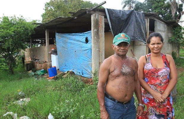 Família se muda para chiqueiro em Jaraguá, Goiás (Foto: Cristina Cabral/Jornal O Popular)
