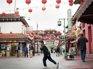 Ruas decoradas com lanternas na Chinatown de  Los Angeles (Foto: Stephanie Diani/The New York Times)