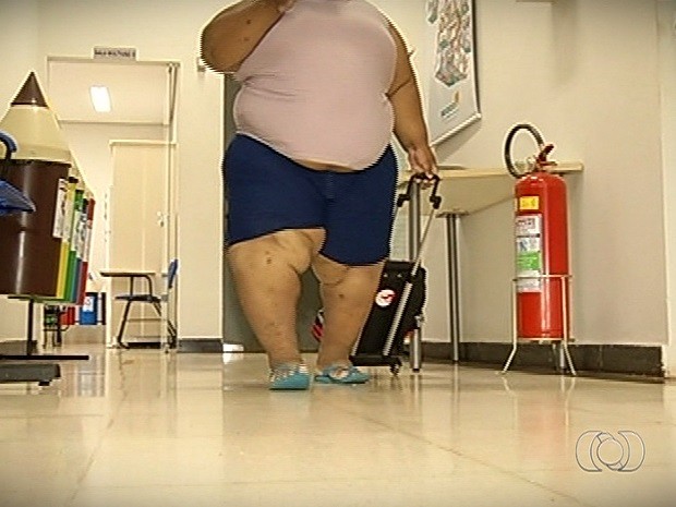 Menino de 9 anos já chegou a quase 130 quilos e luta contra obesidade em Itumbiara, Goiás (Foto: Reprodução/TV Anhanguera)