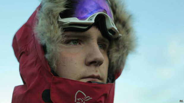 O adolescente Lewis Clarke, que se tornou a pessoa mais jovem a chegar ao Polo Sul; ele inciou a trajetória duas semanas após seu aniversário de 16 anos (Foto: BBC)
