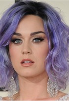 Katy Perry se inspira em Kris Jenner e corta o cabelo estilo 'joãozinho'
